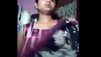 Indian woman exposed her tits and shook them in front of the webcam